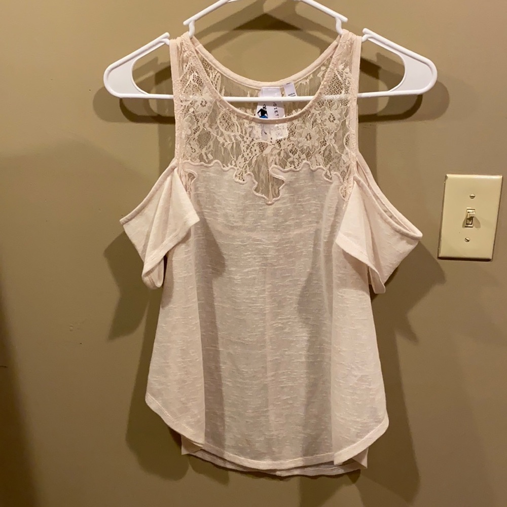 Cutoff shoulder summer shirt